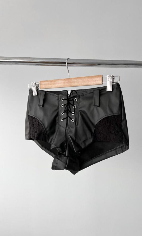short cuerina con encaje