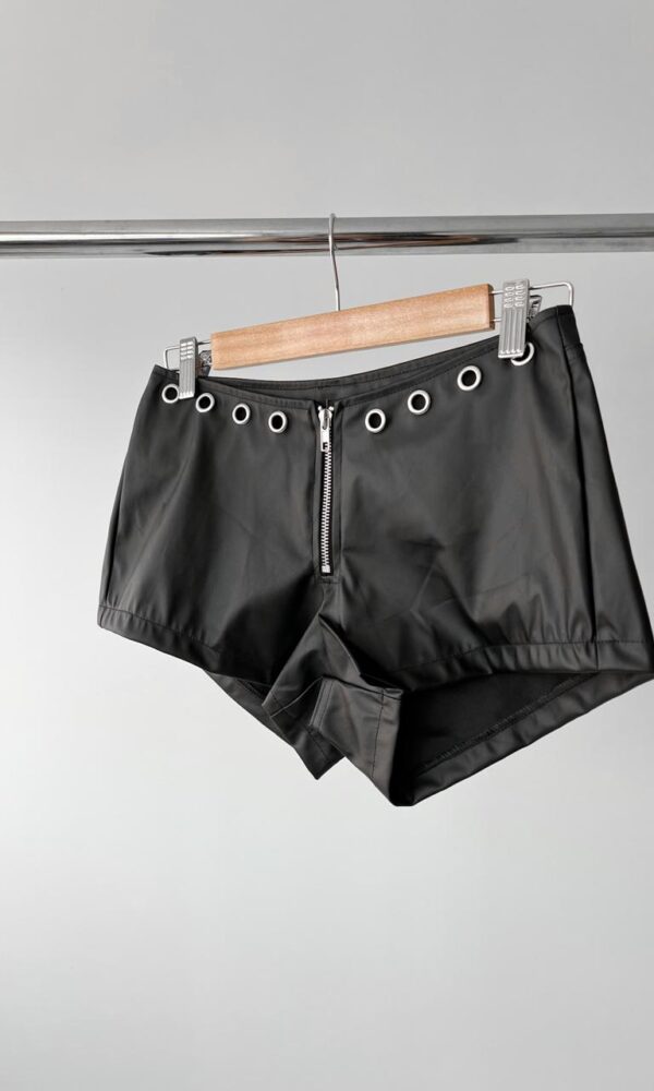 short cuerina con ojalillos