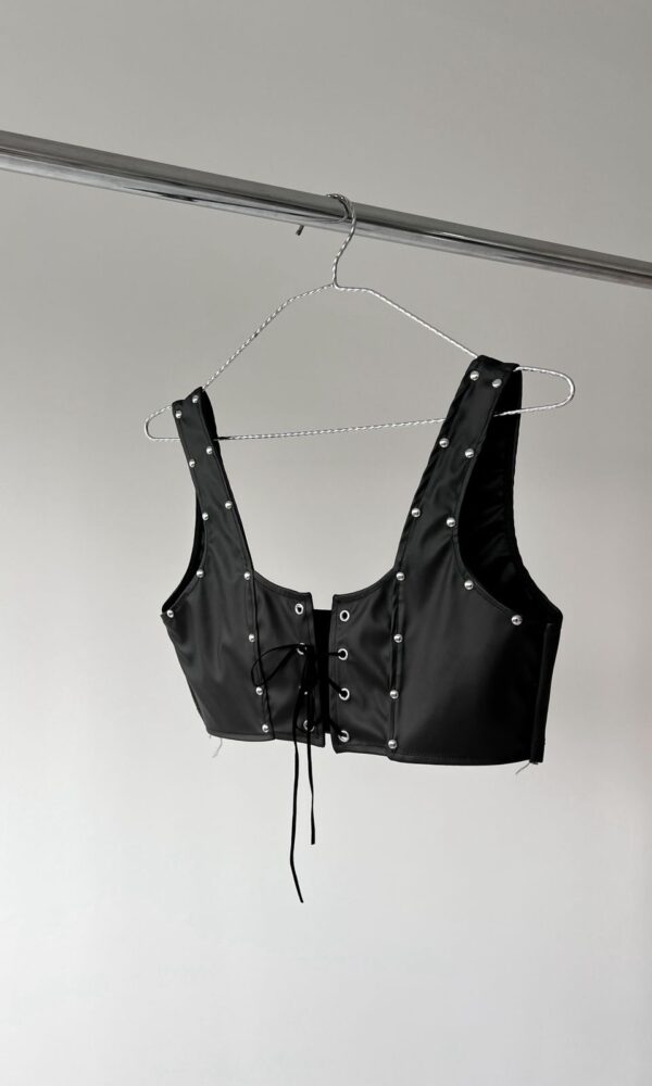 top cuerina con tachas