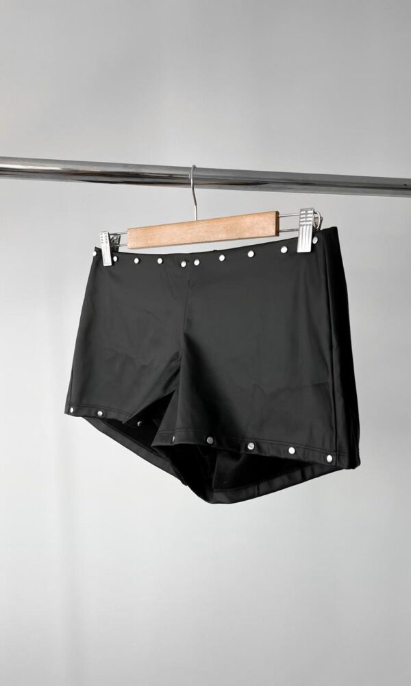 short cuerina con tachas en bordes