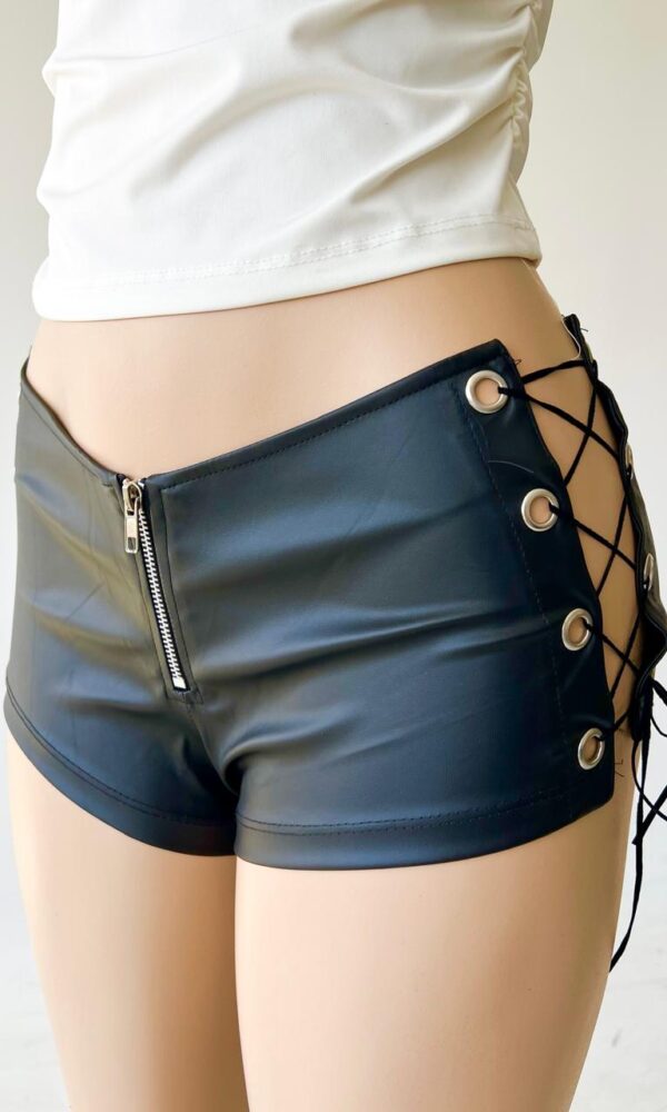 short cuerina con ojalillos costado