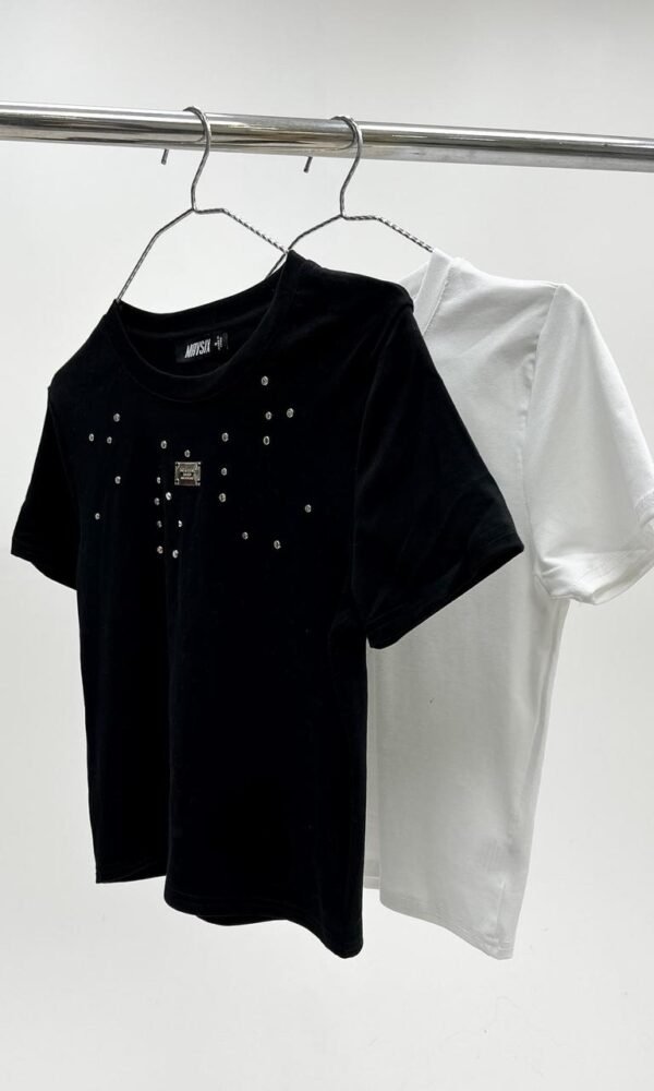 remera acc chapita y tachas