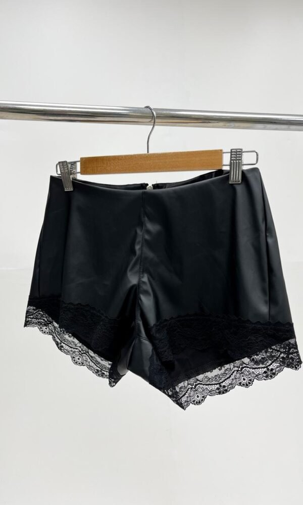 short cuerina puntilla
